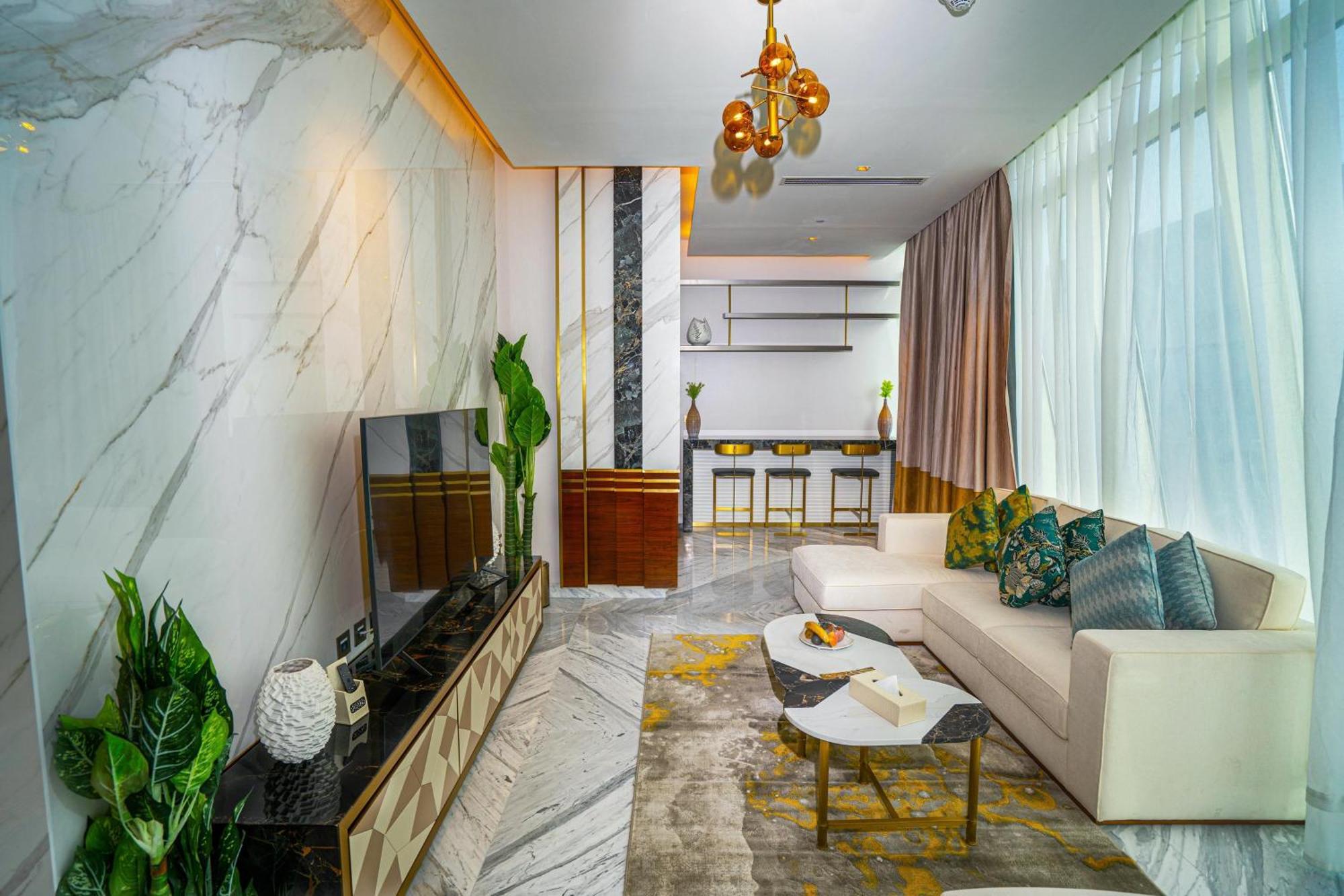 Velero Hotel Doha Lusail Экстерьер фото The interior of a suite at the hotel