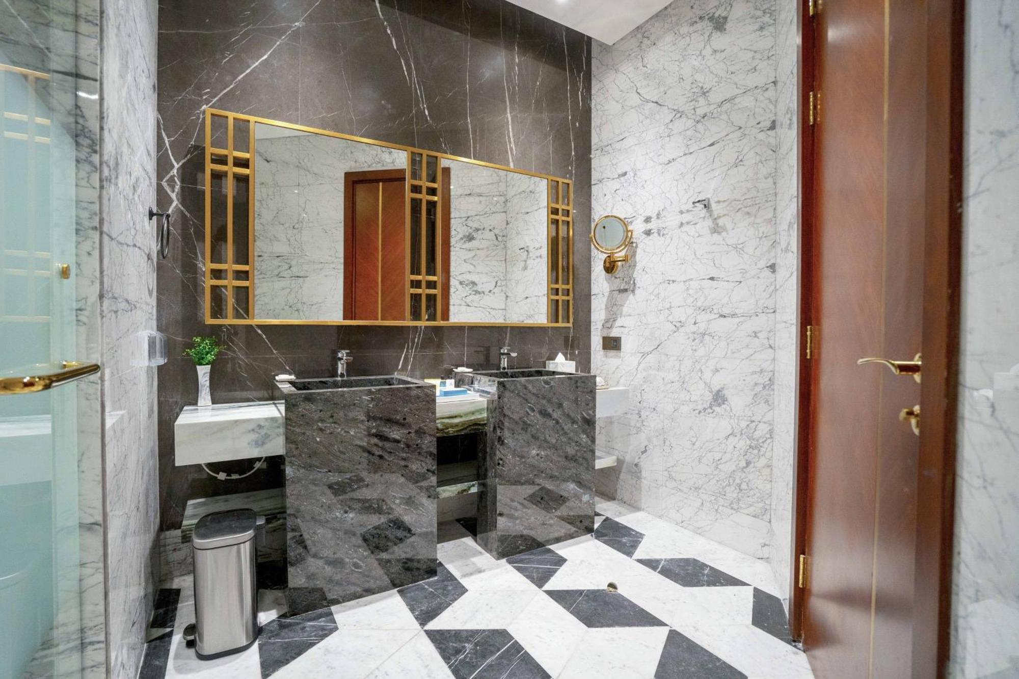 Velero Hotel Doha Lusail Экстерьер фото Bathroom